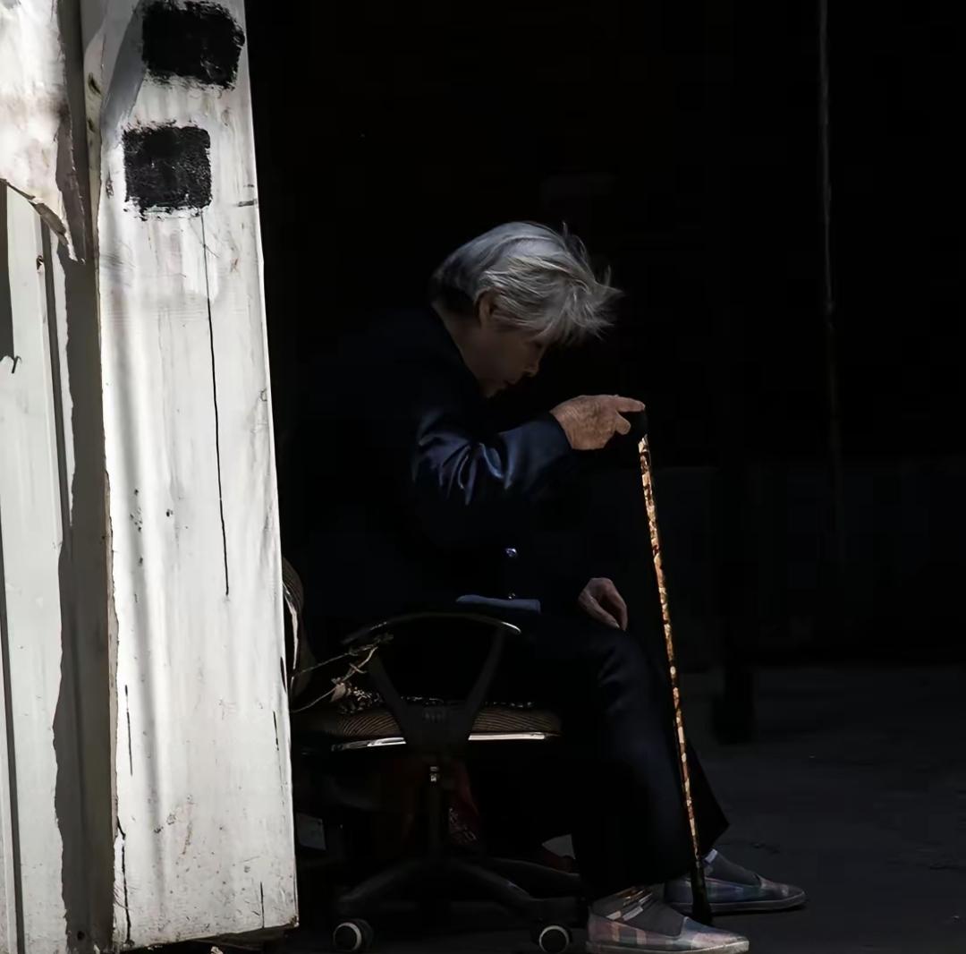 我妈今年六十五，退休金三千二，春节七天，光小票就攒了十张。排骨汤里放的不是枸杞，