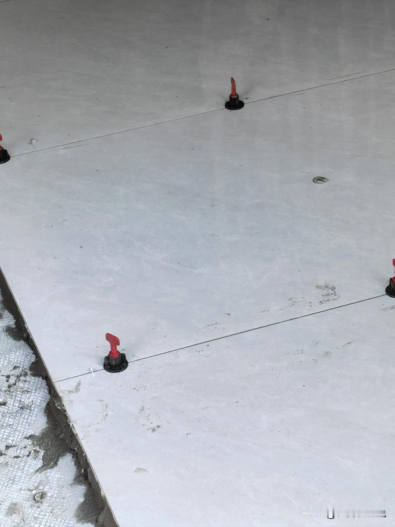 好久没有观察生活了，偶然看见某个门店正在贴瓷砖。

这上面这几个小东西是什么呀？