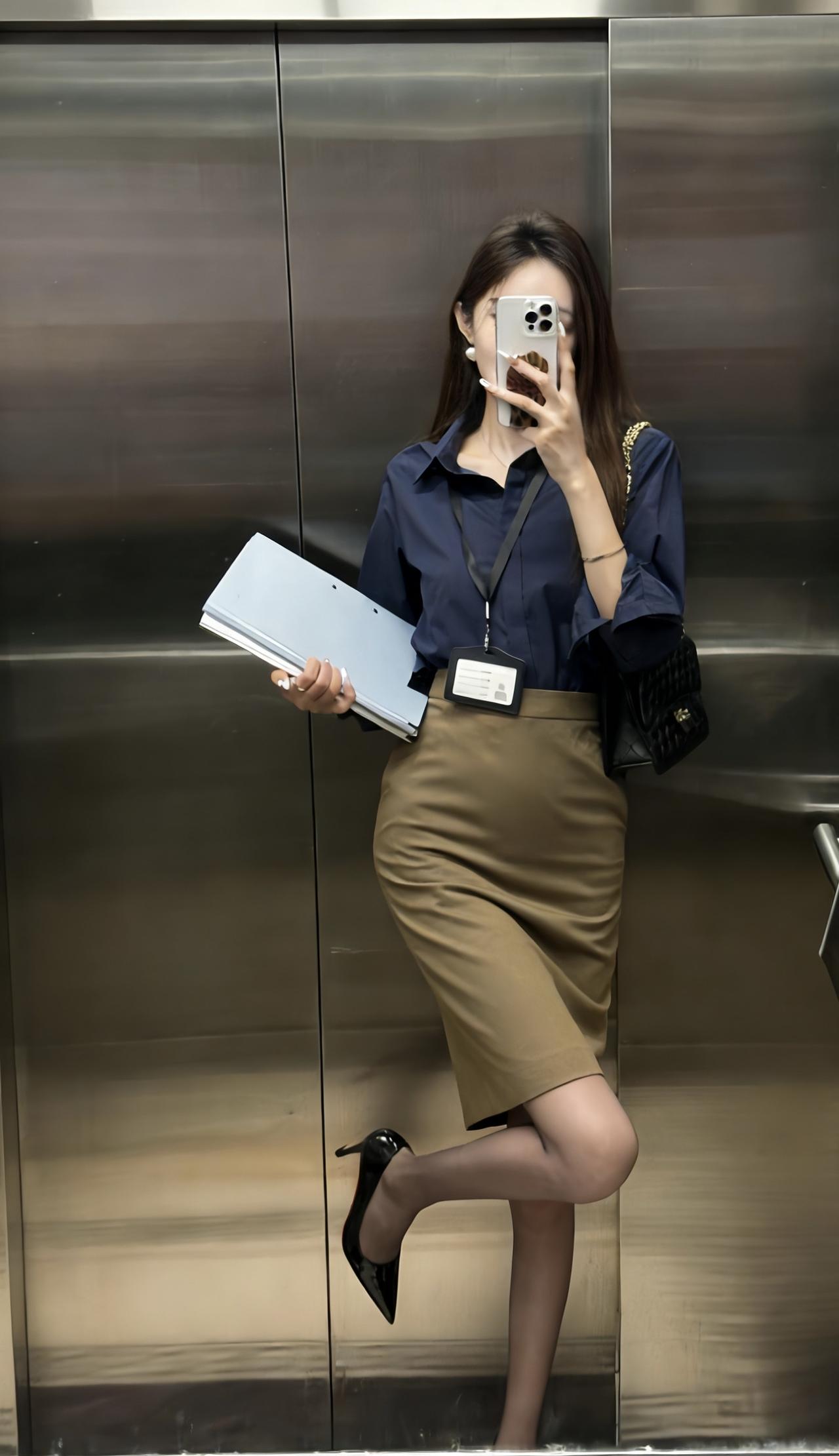 正常穿搭推荐，无不良引导。
今日穿搭推荐是干练又不失精致感的职场轻熟风，整体配色