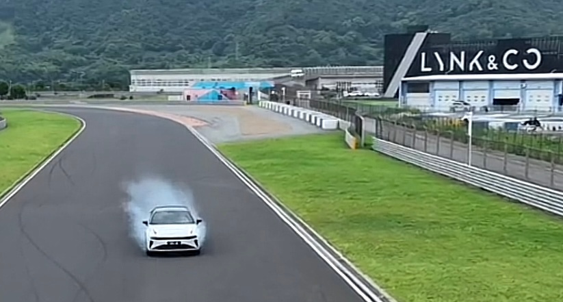 这样的起步想想就NB四轮冒着烟太diao啦极氪001 FR 1265马力 ​​​