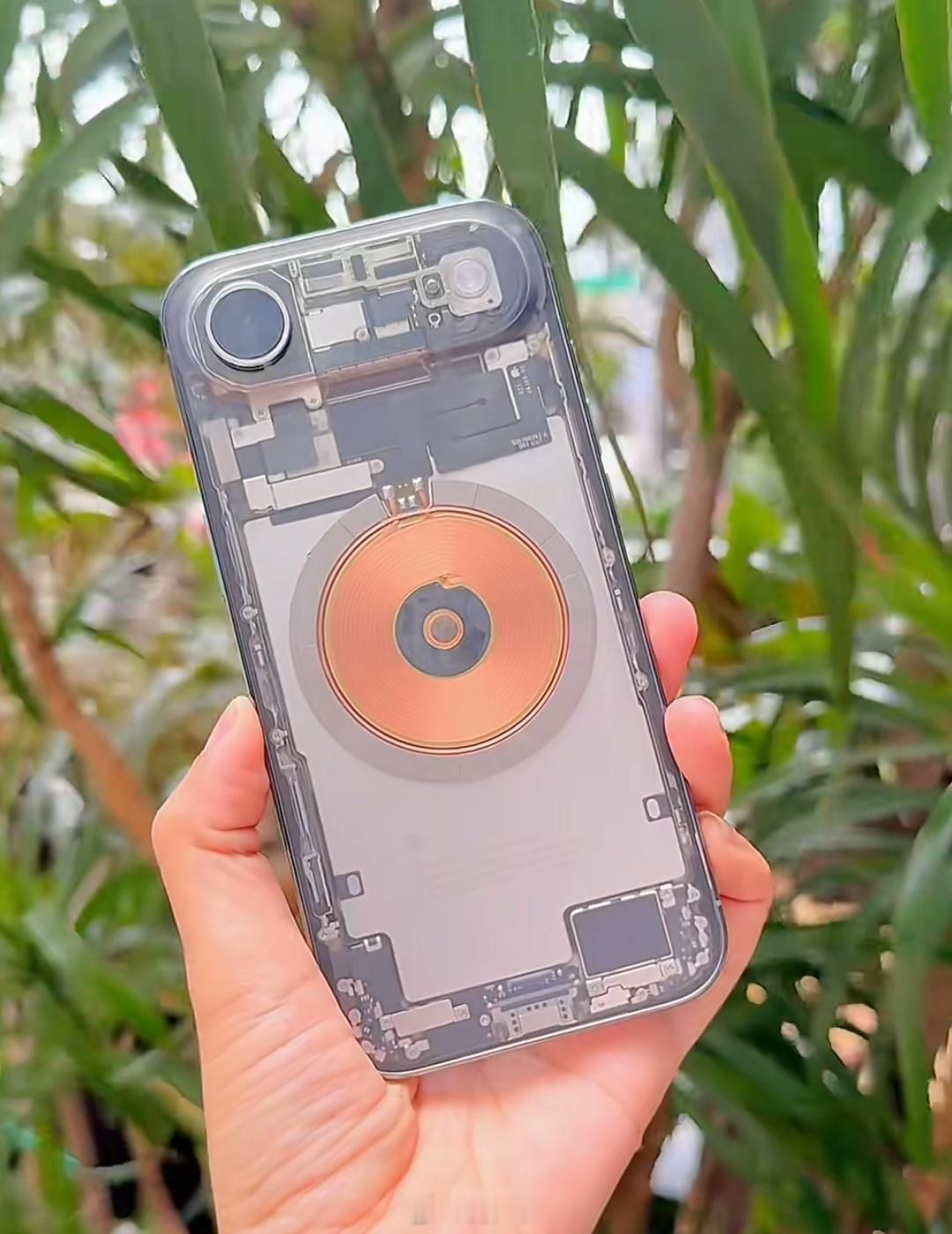 透明探索版iPhone，感觉单纯换后盖并不好看 