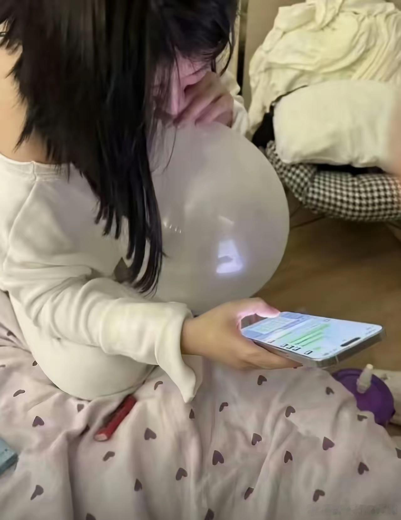黄一鸣男友曝黄一鸣涉毒，火火发现图中黄一鸣吸的疑似是笑气…… 