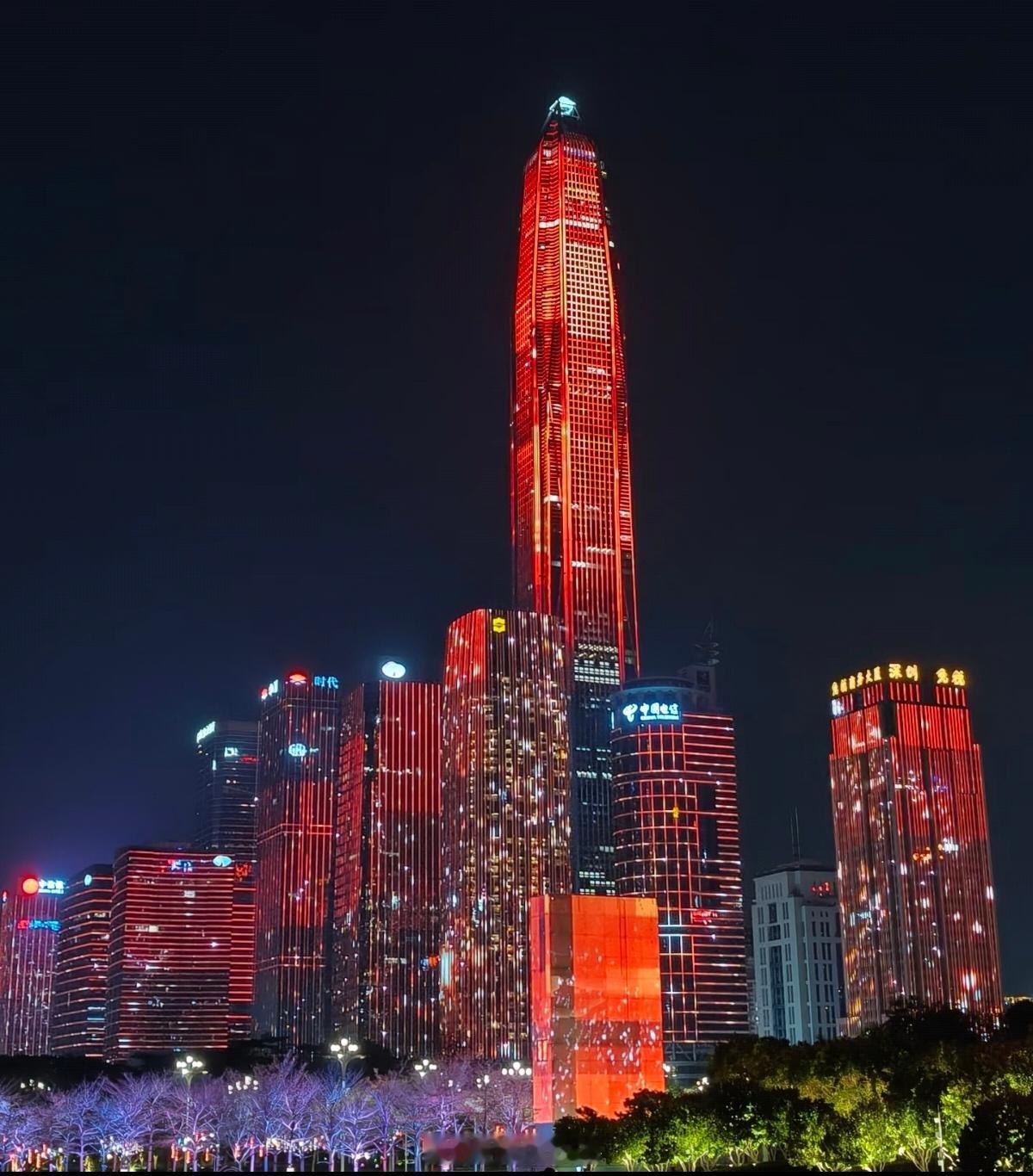 深圳夜色满目繁华，所以外地朋友来深圳还可以看个特色节目，市民中心的灯光秀表演。现