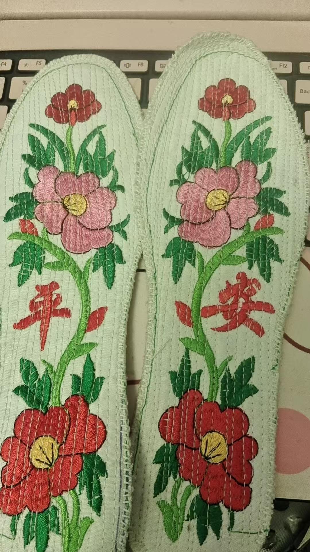 老妈亲手做的平安鞋垫
一针一线全是挂念。
脚下踩着福气，
心里揣着温暖，
妈妈永