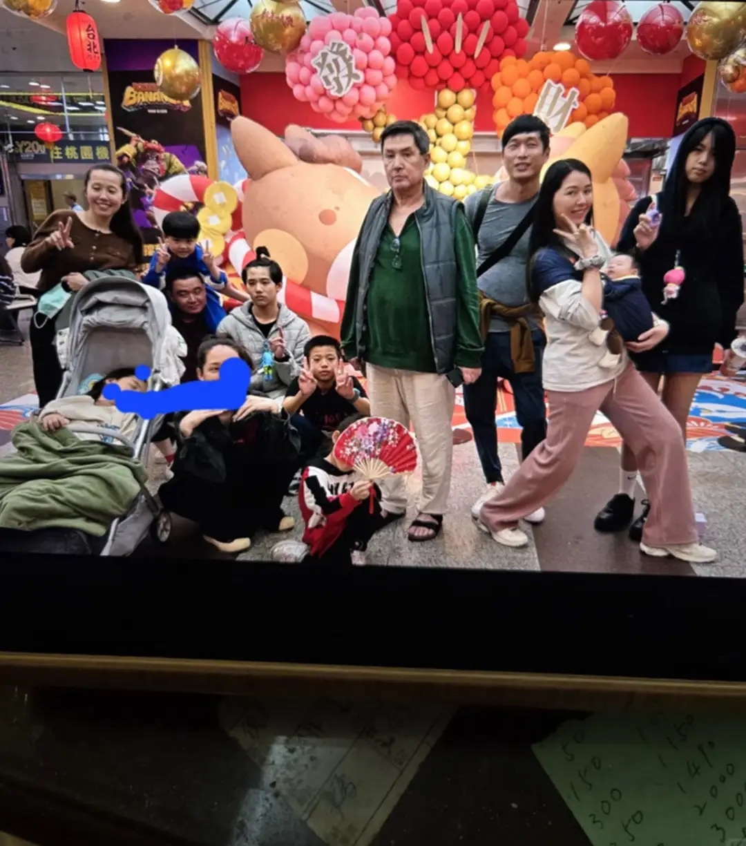 郭碧婷和俩妹妹年初三回娘家，一家13口拍照，大外甥长得真帅气！ 