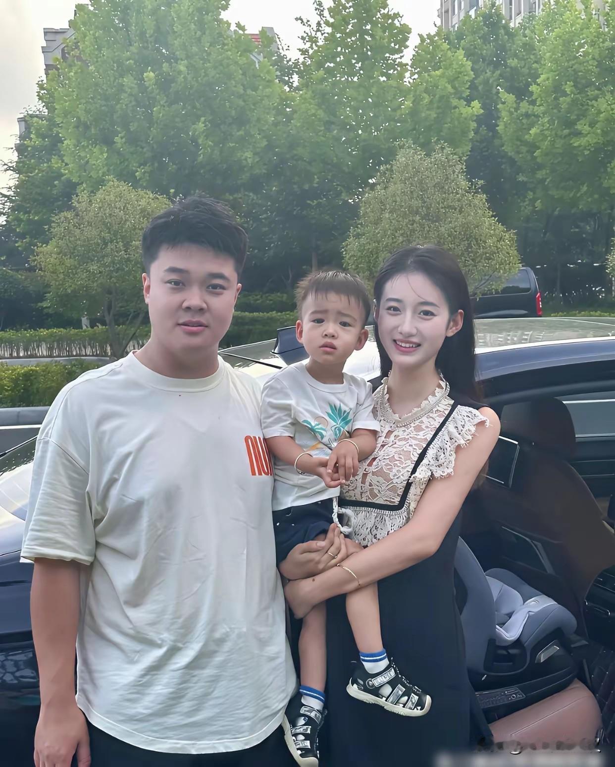 幸福的一家三口，在傍晚温柔的阳光里定格了这张照片。
 👨‍👩‍👦 爸爸稳重