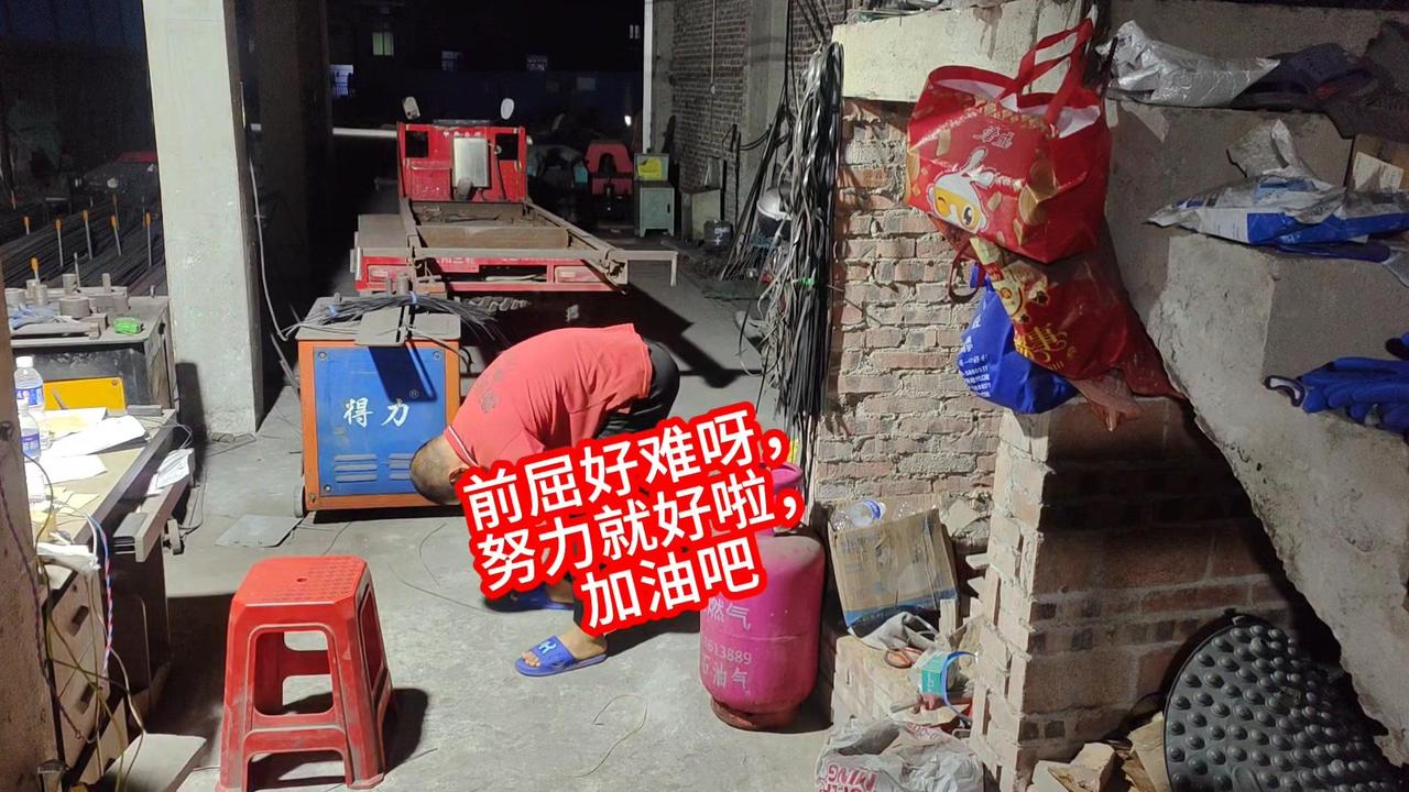 1️⃣前屈总做不到位？试试先蹲坐地上，膝盖伸直，双手抱单腿，感受大腿后侧拉伸。慢