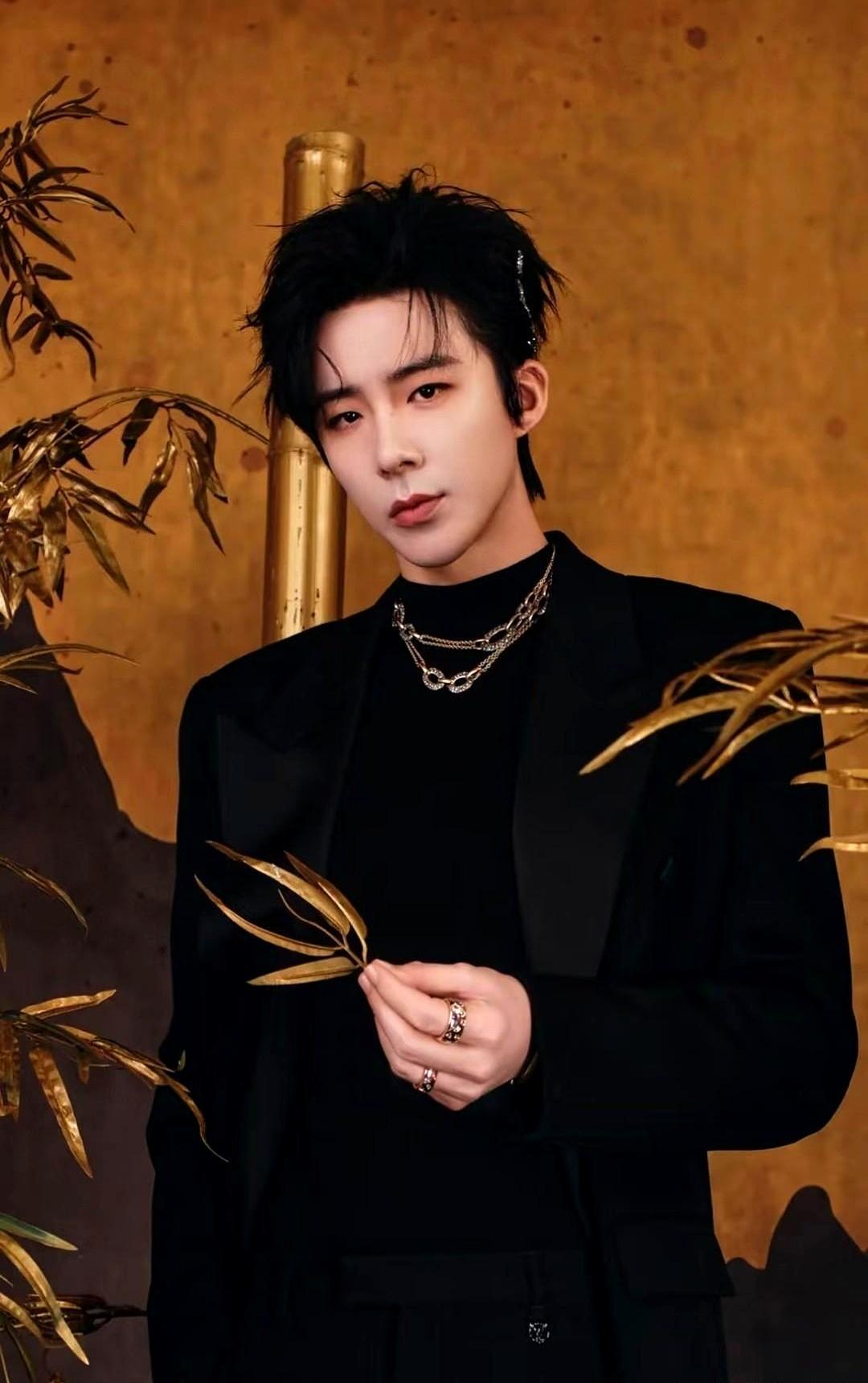 压仓三年的剧，开播3分钟角色热度破亿。
 
新剧《玫瑰丛生》里，刘宇宁换上西装。