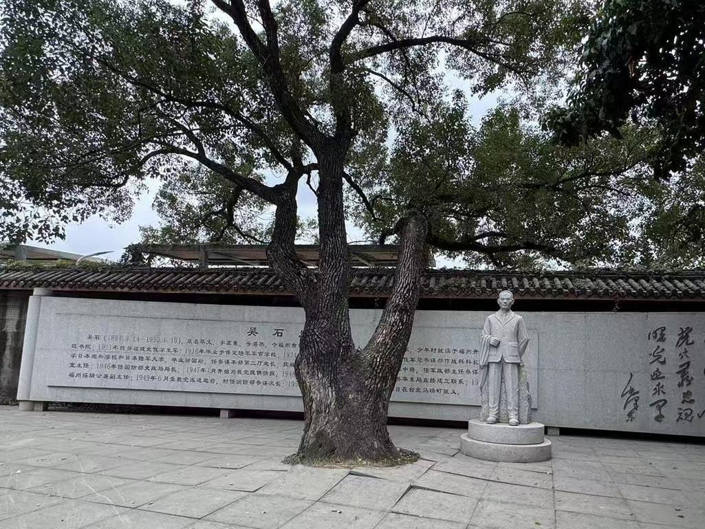 《沉默的荣耀》爆了！

从剧里到墓前！

吴石故居挤爆游客，

北京公墓中秋摆满