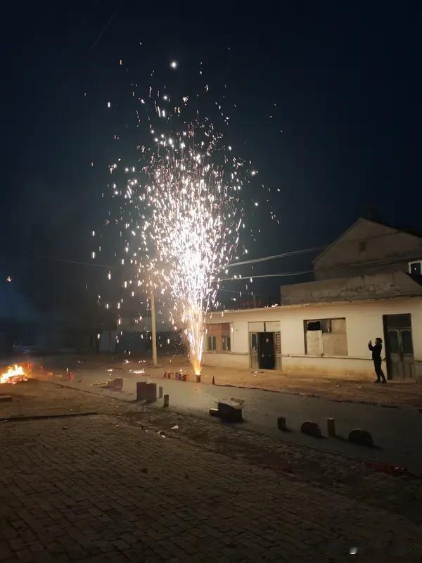 为什么回老家过年都得到村里转转，因为成年人的世界，回一趟老家就相当于做了一次心理