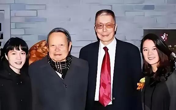 杨振宁生前携妻子翁帆与钢琴家刘诗昆以及他的妻子孙颖一起出席活动时的留影，这张早年