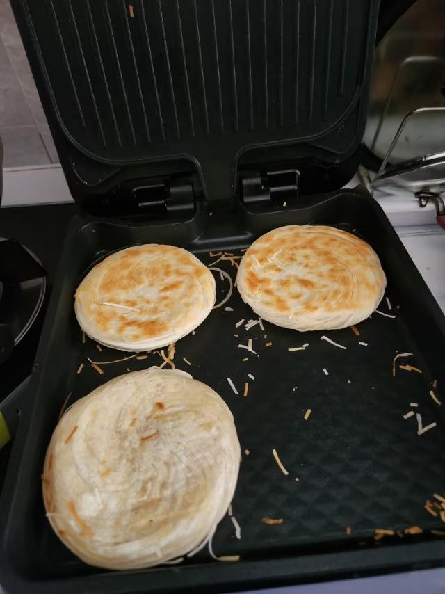 今日早餐
多层夾心饼及营养粥：
多层夾心饼：是用多个圆饼合并煎熟，然后切开装入调