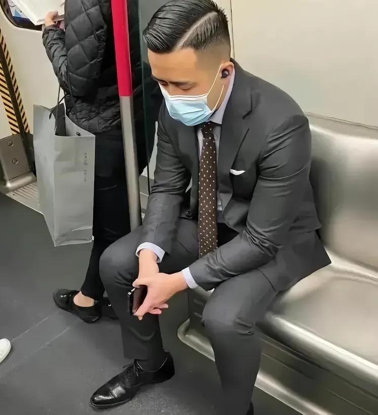 #穿着打扮与职业的关系# 最有可能的，是这位男士刚刚去接受了一次求职面试回来，正