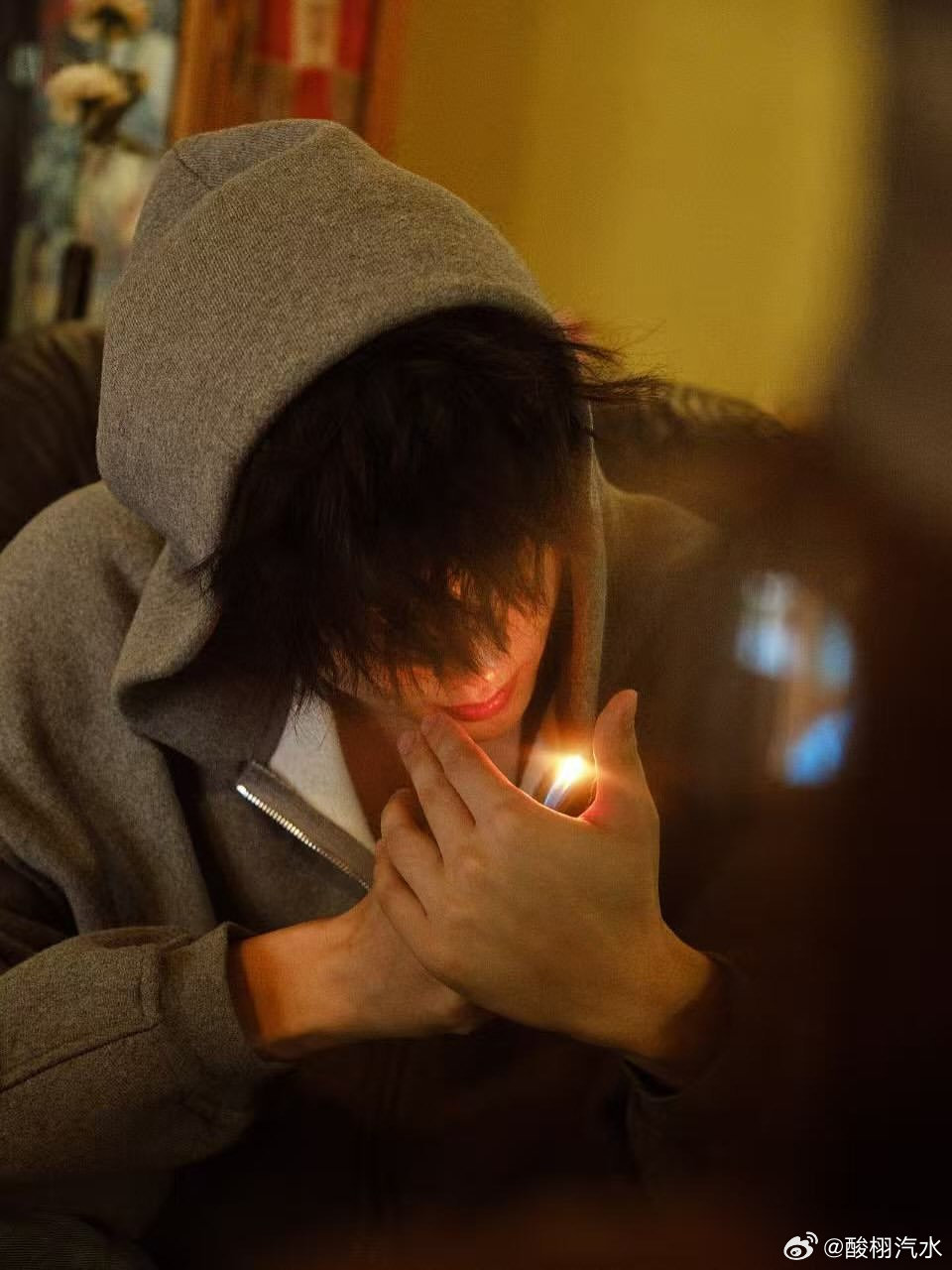 卖火柴的小女孩，但点亮火柴看到的是Chanel  Louis Vuitton和H