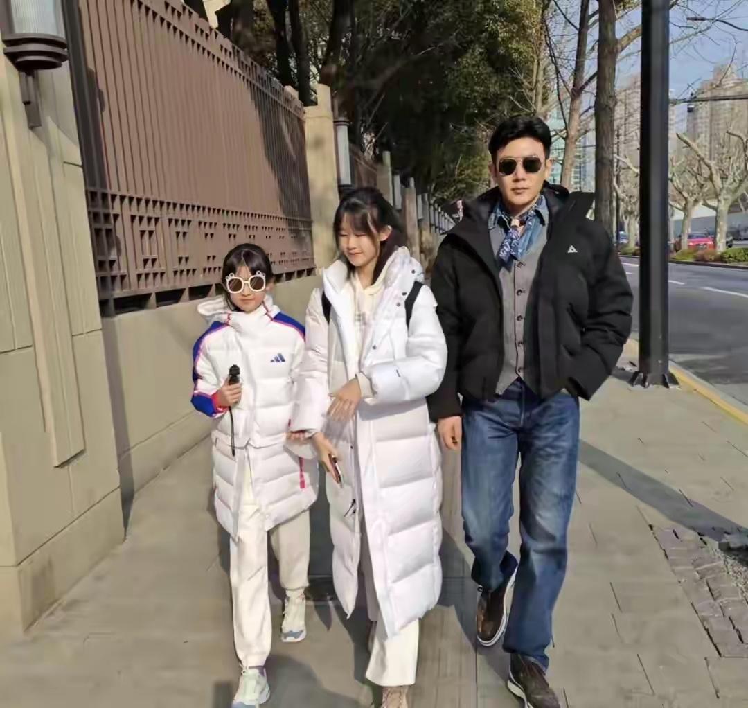 陆毅和女儿合影，都非常有气质
