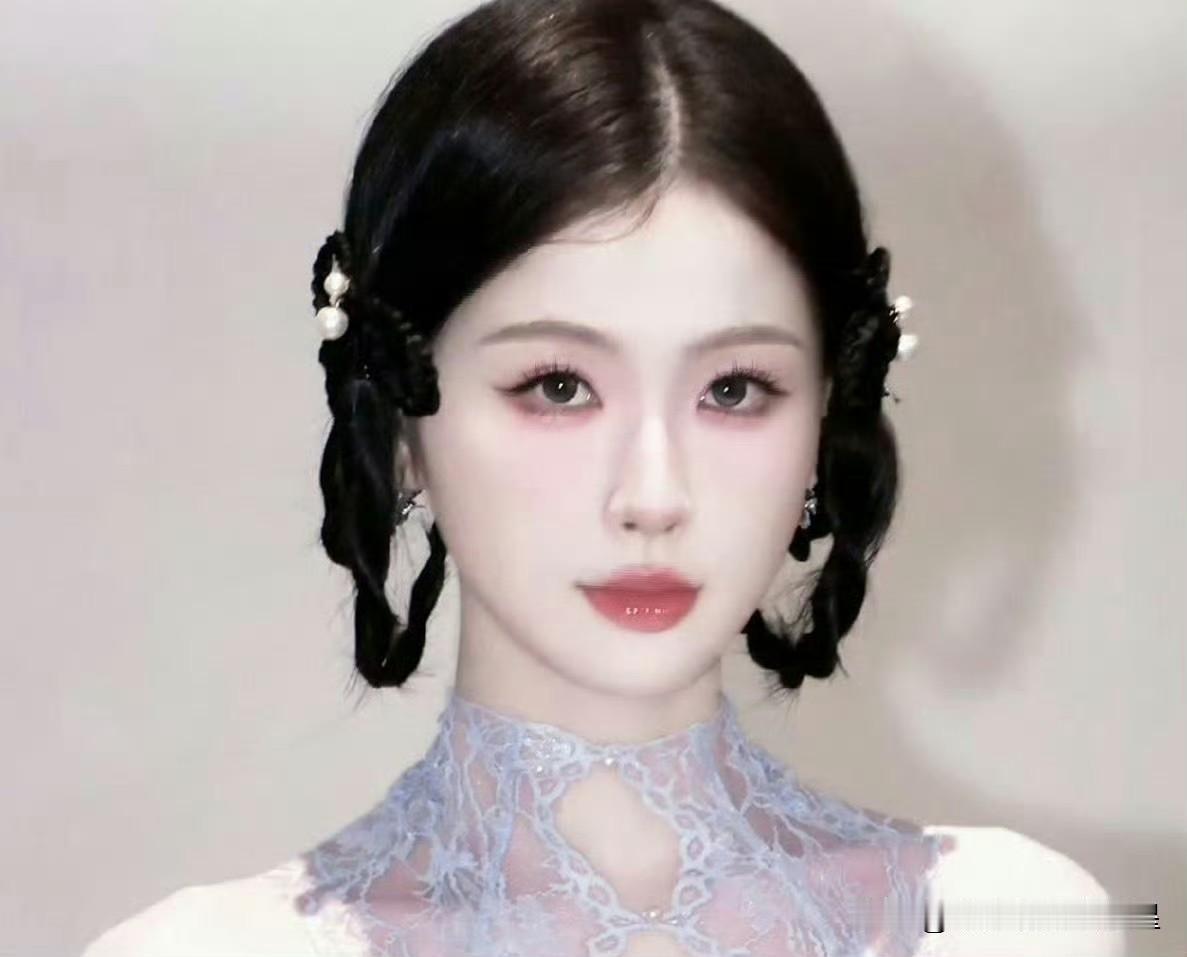 虞书欣马来西亚活动
中分侧低马尾搭配挂脖绿色新中式美裙美成啥样了[流鼻血]温婉优