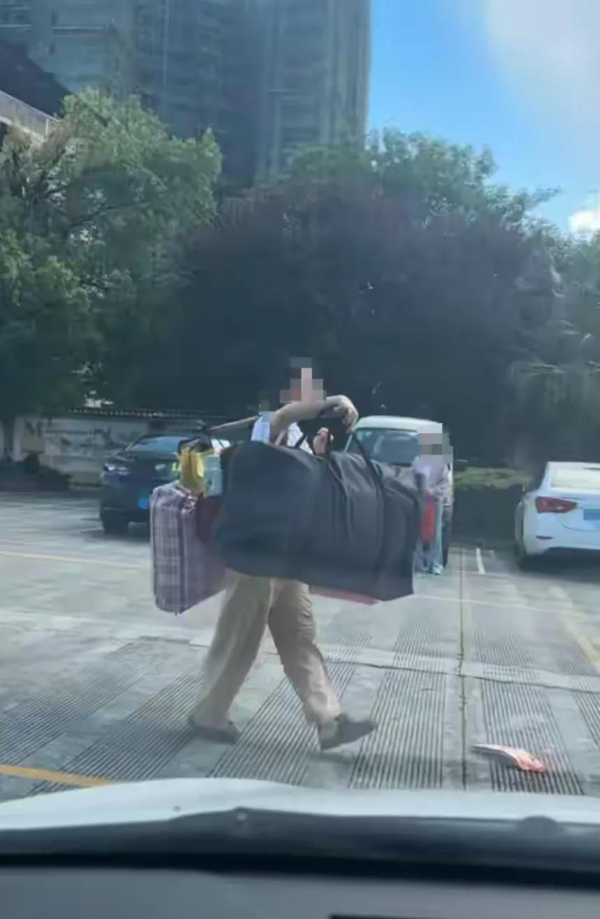 “桂林扁担女孩”热度太大，担心的事还是来了：网上的持续发酵已经影响了正常生活，甚