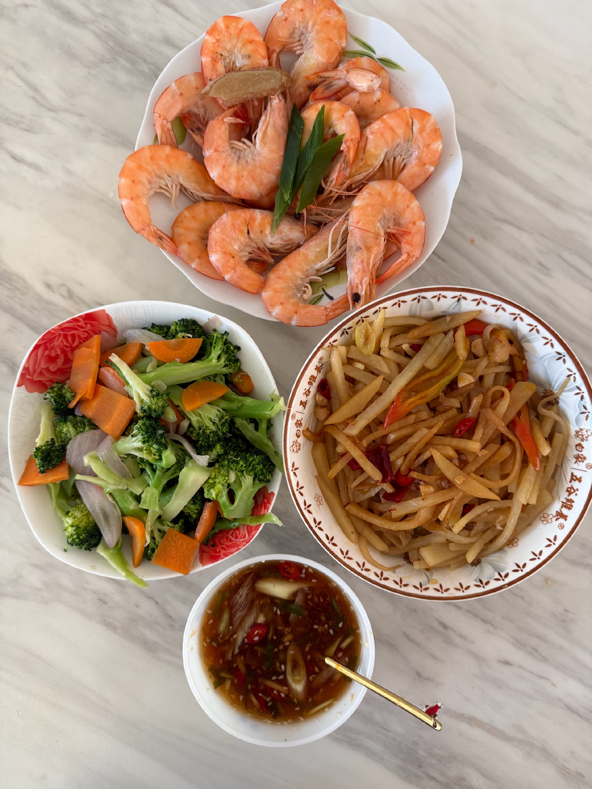 假期，一日三餐。看了下最近食谱，为了减脂，都是虾蛋、青菜。自己动手，丰衣足食，感