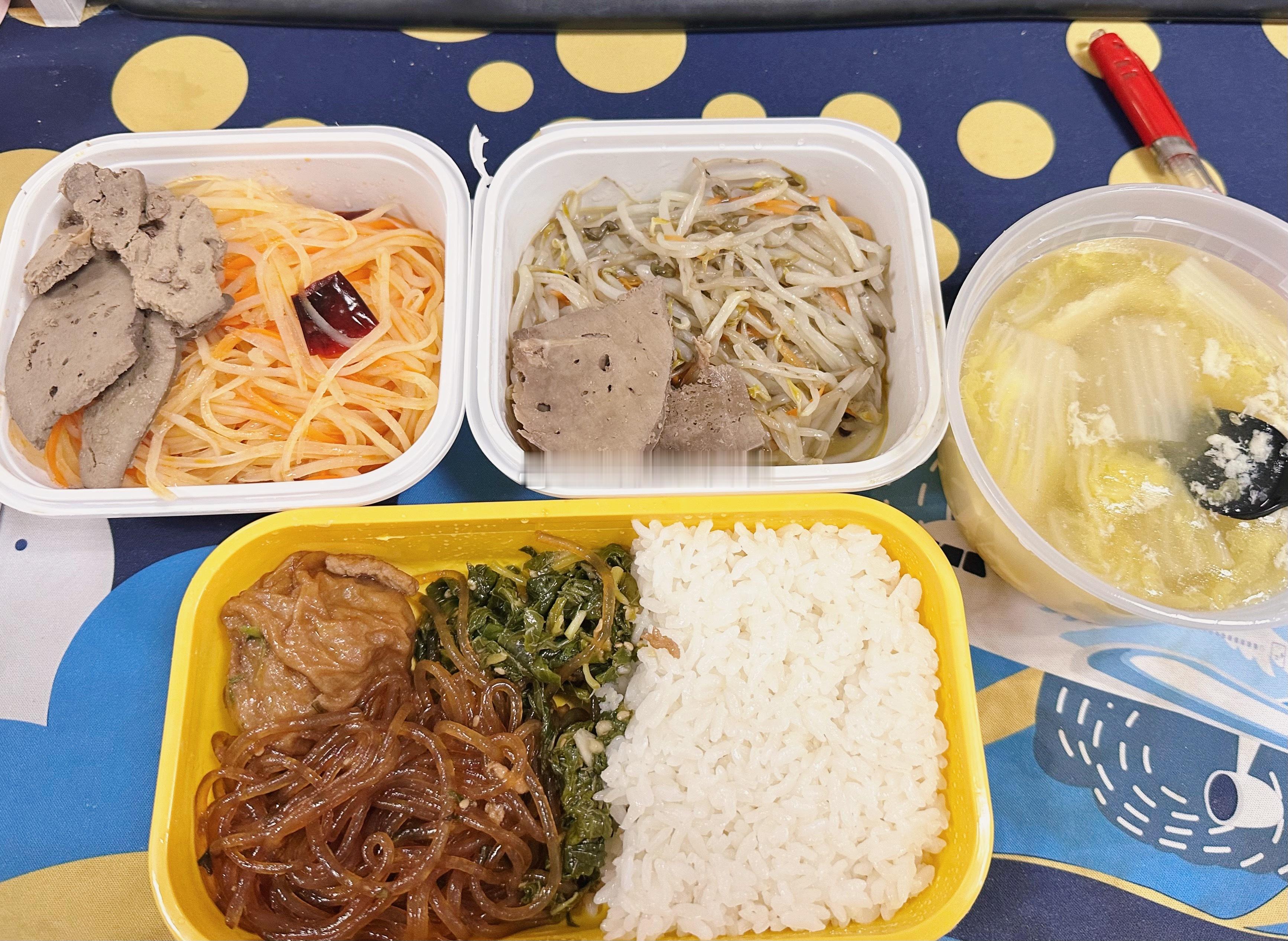 燃烧的陀螺仪  火锅🍲今天没来得及弄，就点了外卖，送餐的小哥不容易，就稍微表示