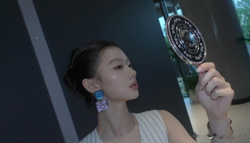 歌手第八期 ，单依纯《轻轻地告诉你》
这是退赛暗示？