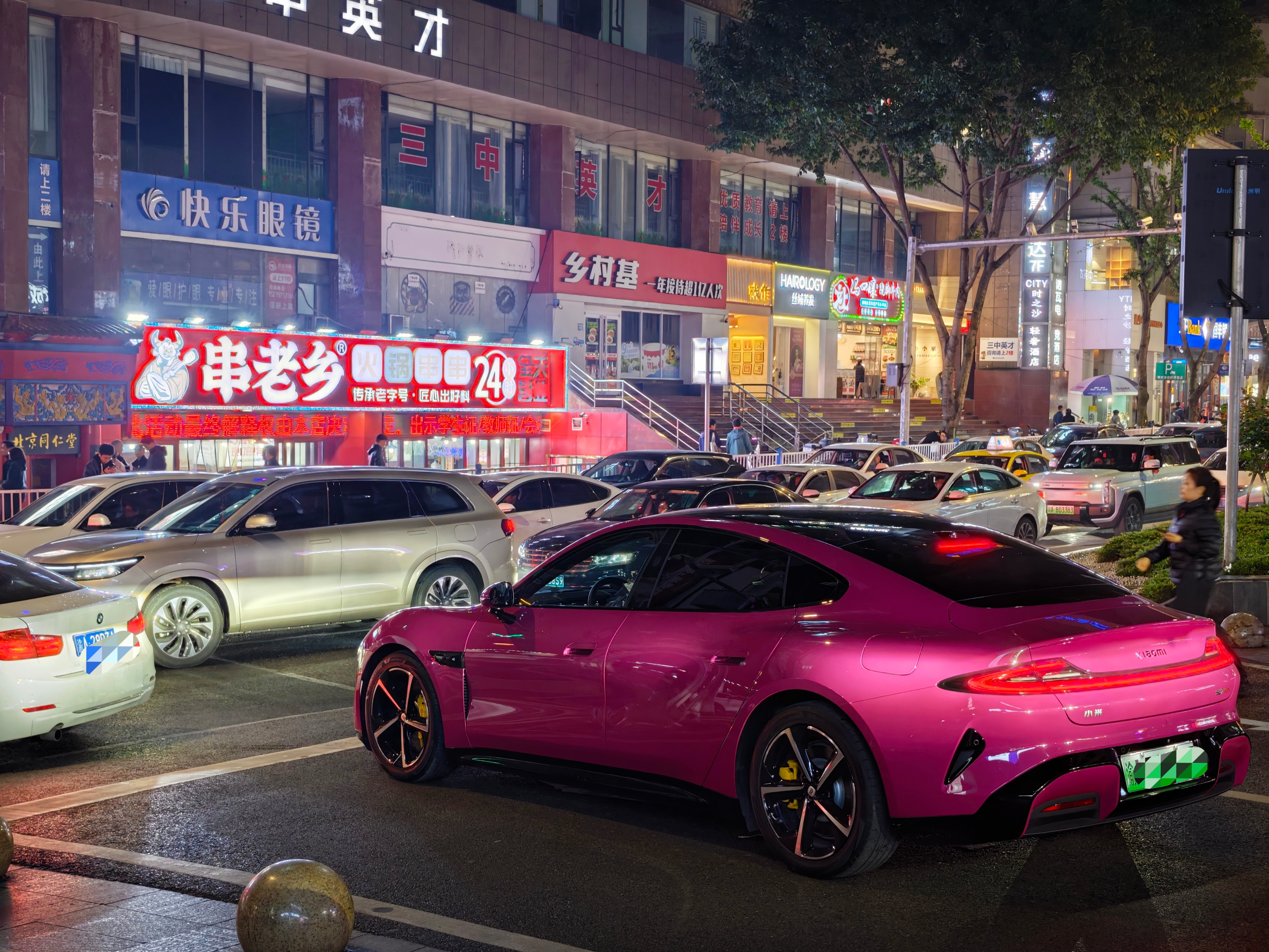 偶遇小米SU7 璀璨洋红，美到看起来跟旁边的车流不像同一个时代的，这是可以说的吗