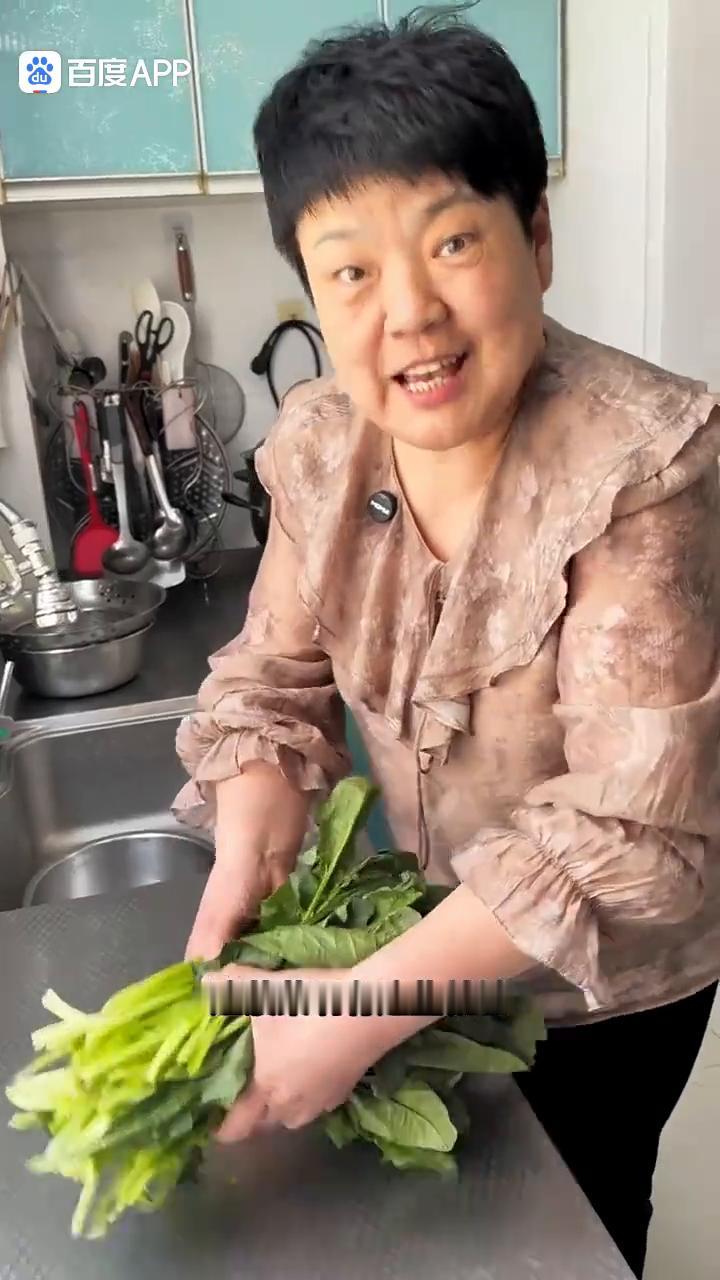 菠菜打卤面。
现在菠菜便宜的跟白给一样，4毛钱一斤。我买了这些，今天做个菠菜面吃
