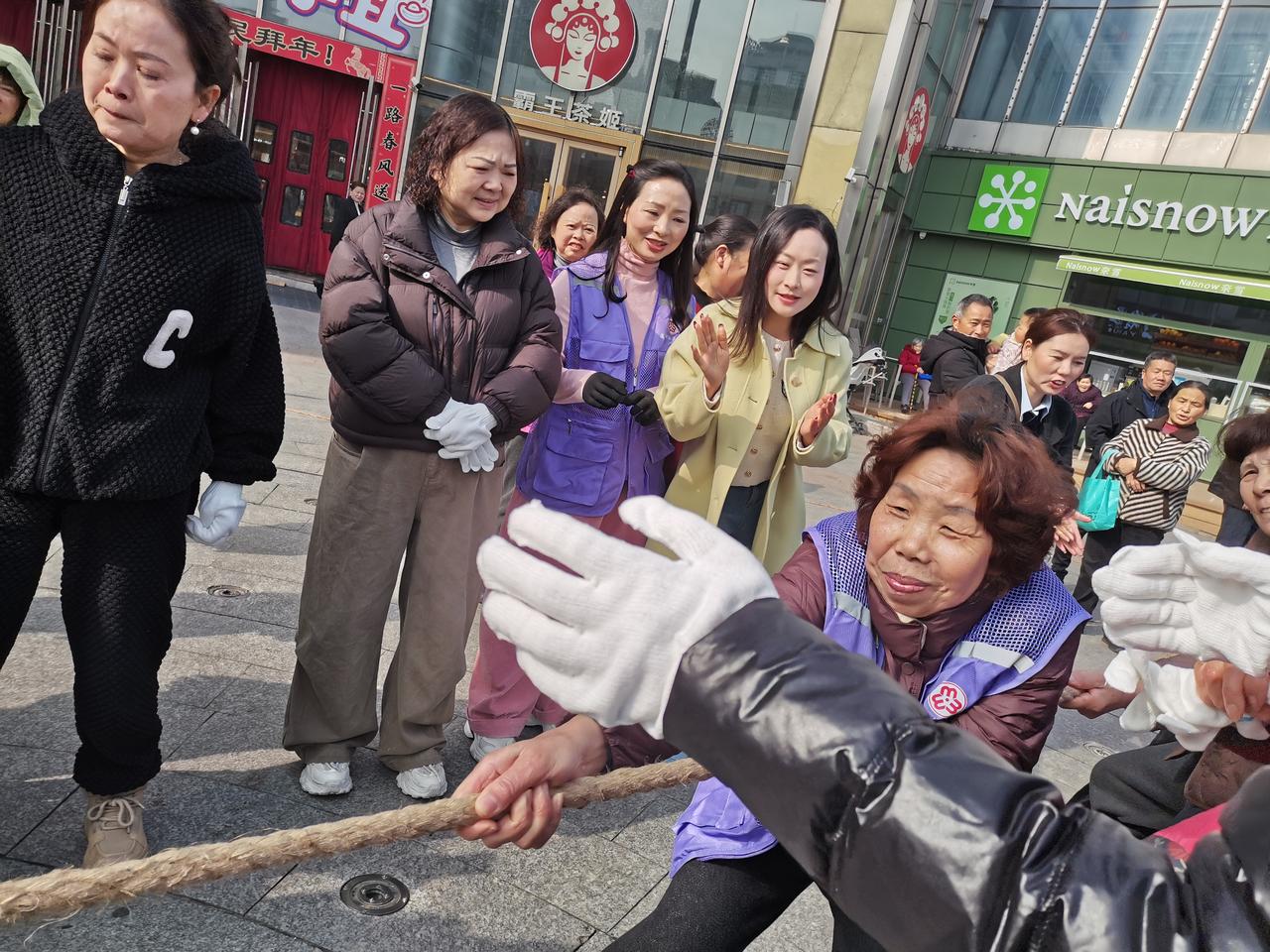 核心要义有三点：1.外在是内在的投影，你看世界的方式就是反馈；2.越执着越得不到