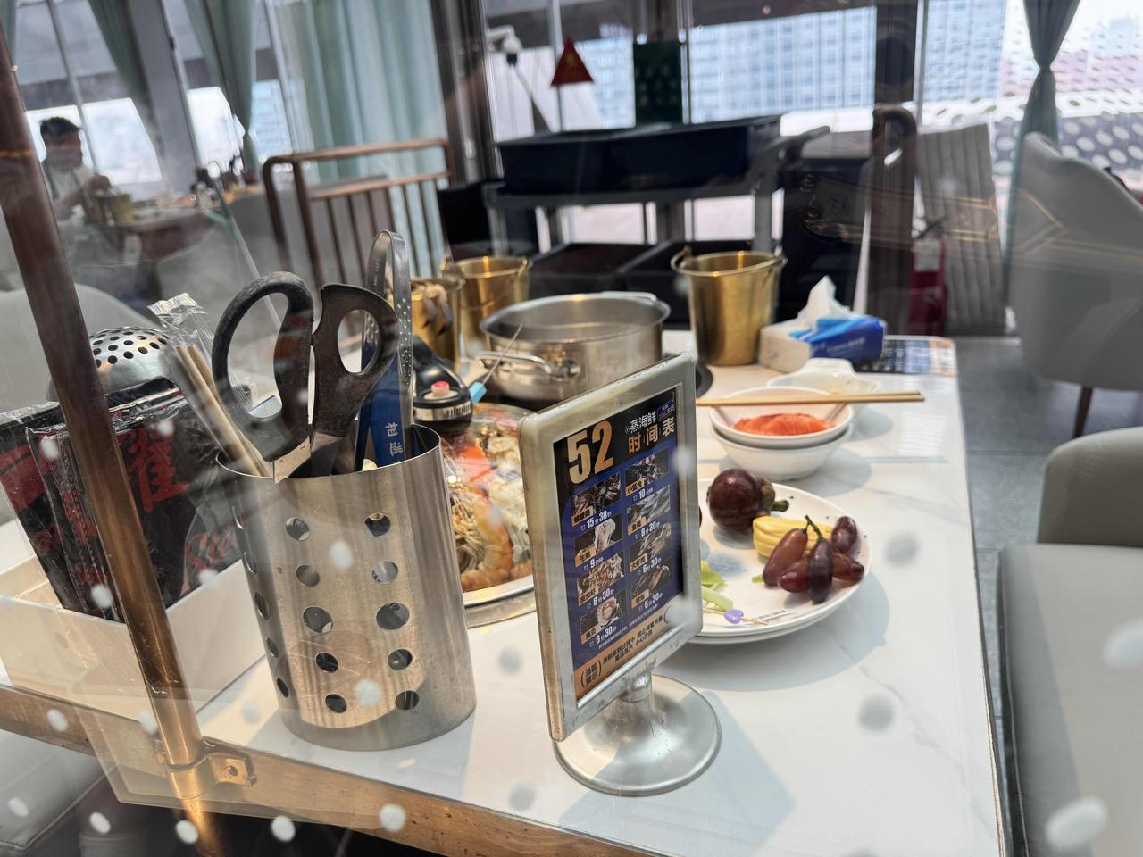 一个人吃自助餐是什么感觉？我们在耀倾城吃自助餐。旁边那桌是一个30多岁的男人在吃