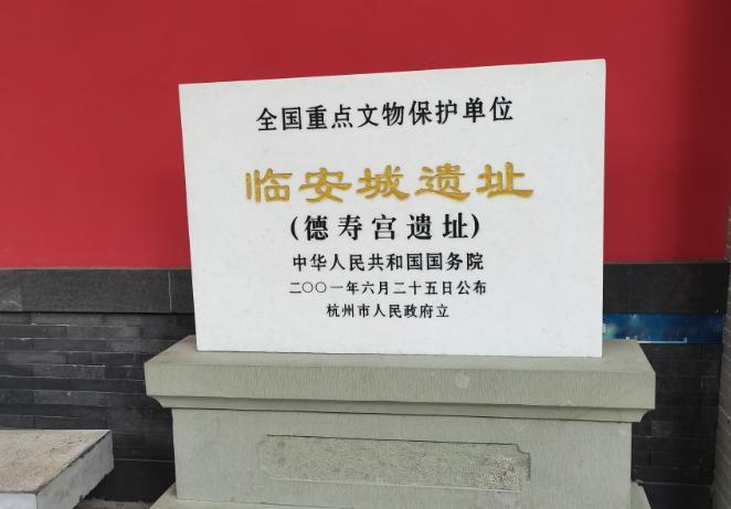 1751年的一天，乾隆皇帝第一次下江南路过杭州，独自前往南宋德寿宫遗址凭吊时，突