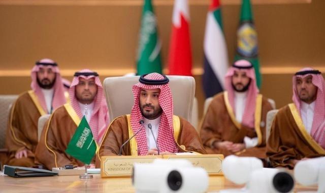 海湾国家终于醒悟，知道美国保护不了盟友，准备撤回数万亿对美投资！据美联社报道，美