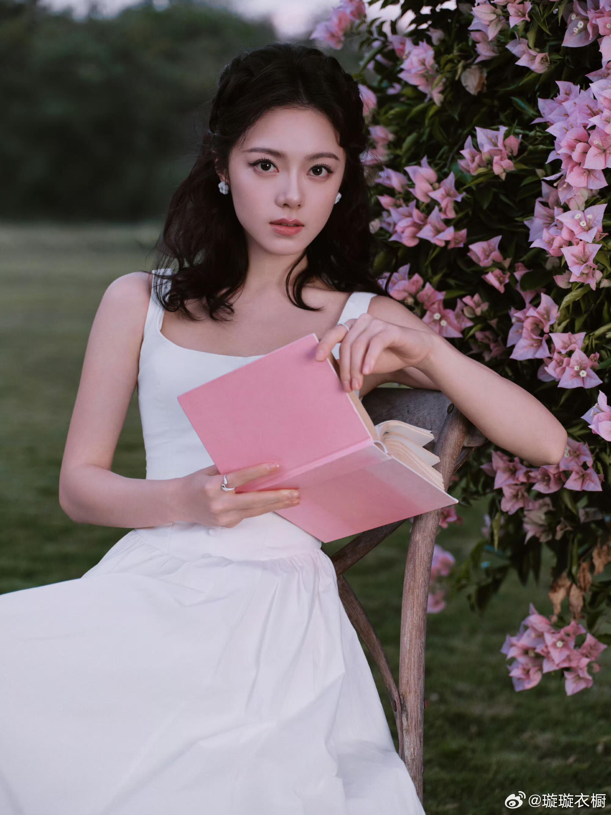 赵今麦这组花下白裙图太会了，低头翻书抬眼浅笑，少女感和端庄感精准卡满点，温柔又透