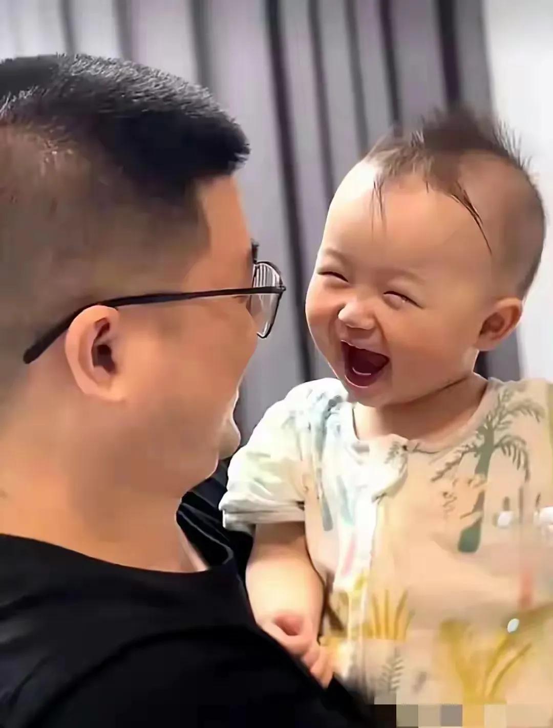 这个小宝贝的笑容可爱吗？近日网络上晒出一位父亲抱着自己非常可爱小宝贝，宝贝长的有