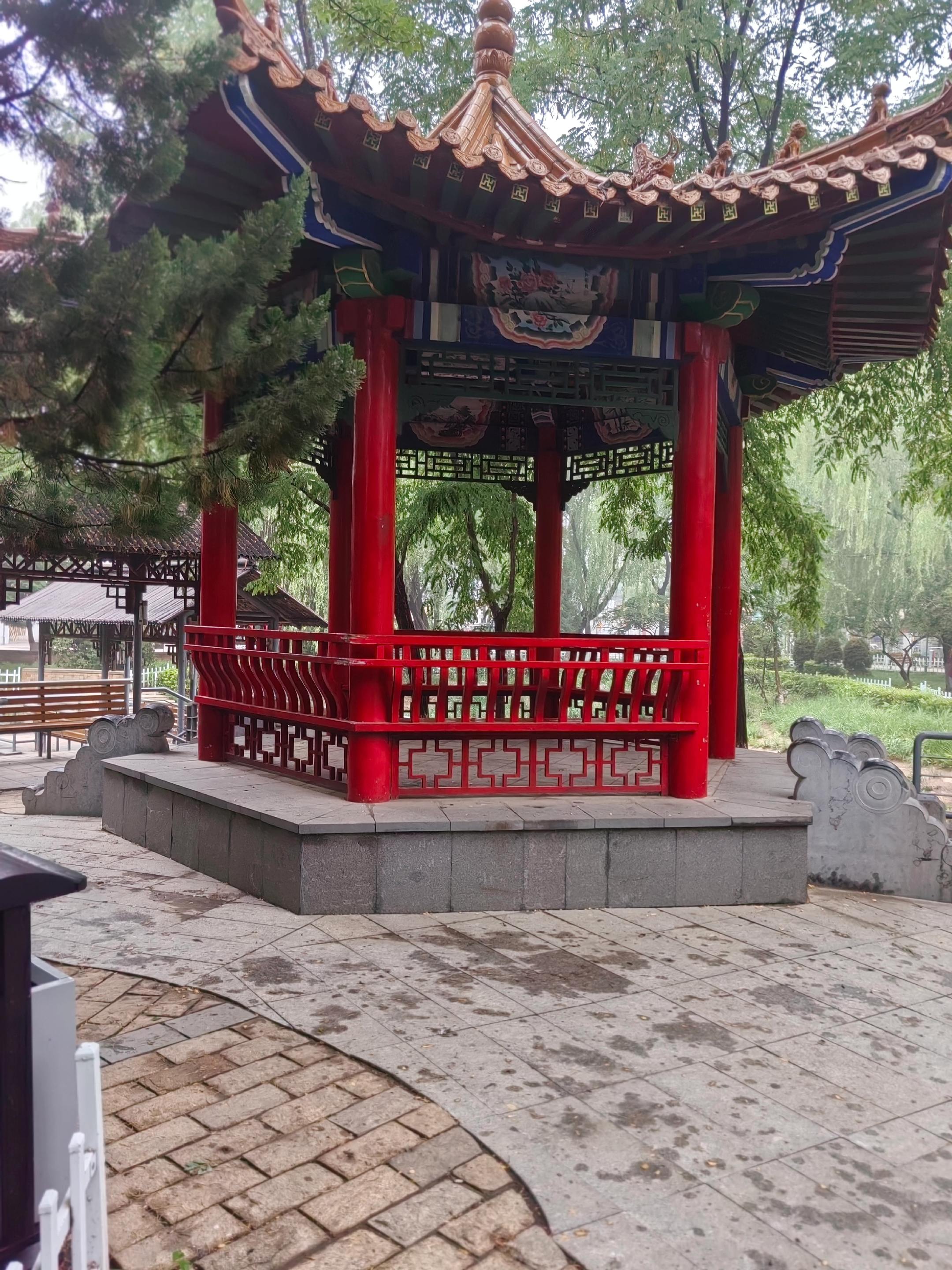 雨后清晨。日出而作，日落而息，天人合一。