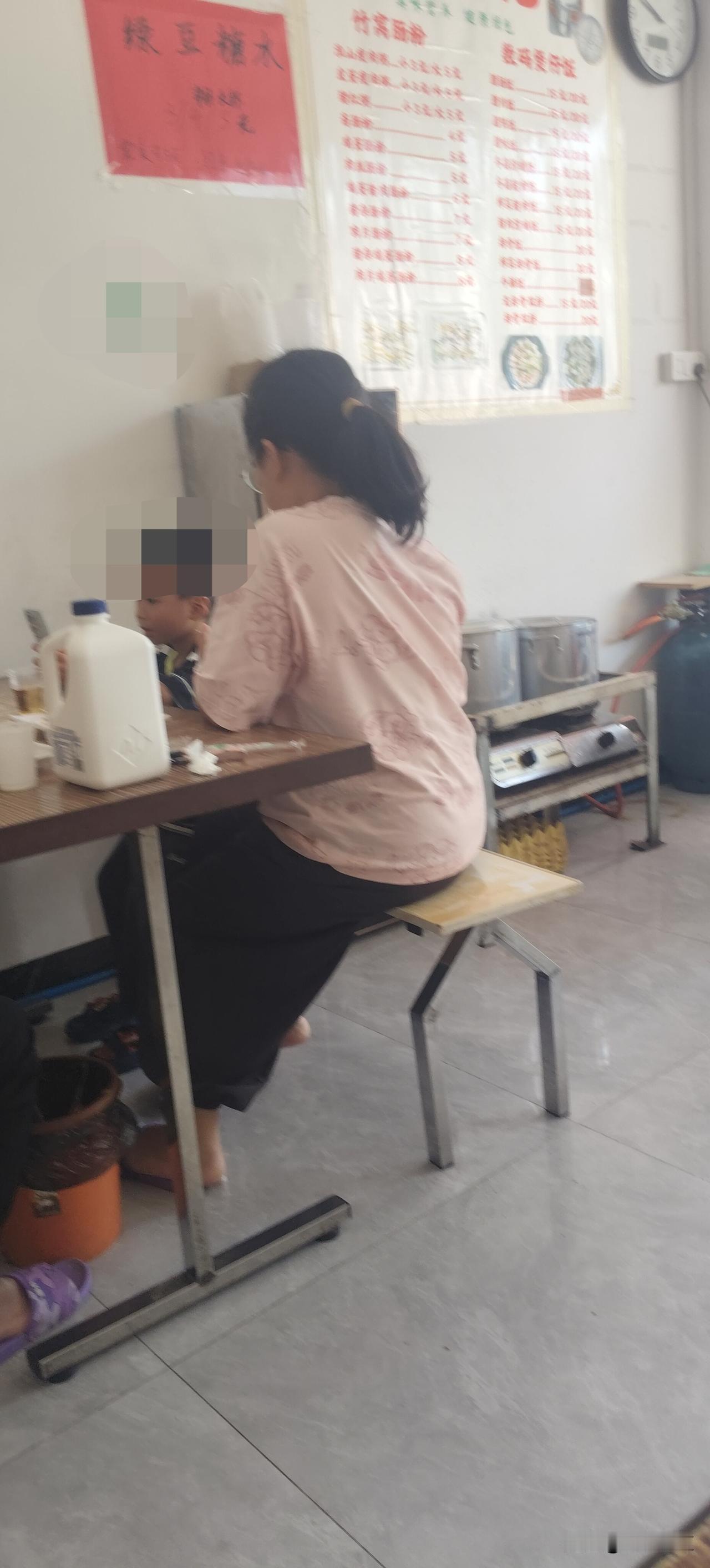 暑假里在早餐店看到一位妈妈喂小孩吃早餐，仔细一看小孩已经五六岁了，而她小孩则沉浸