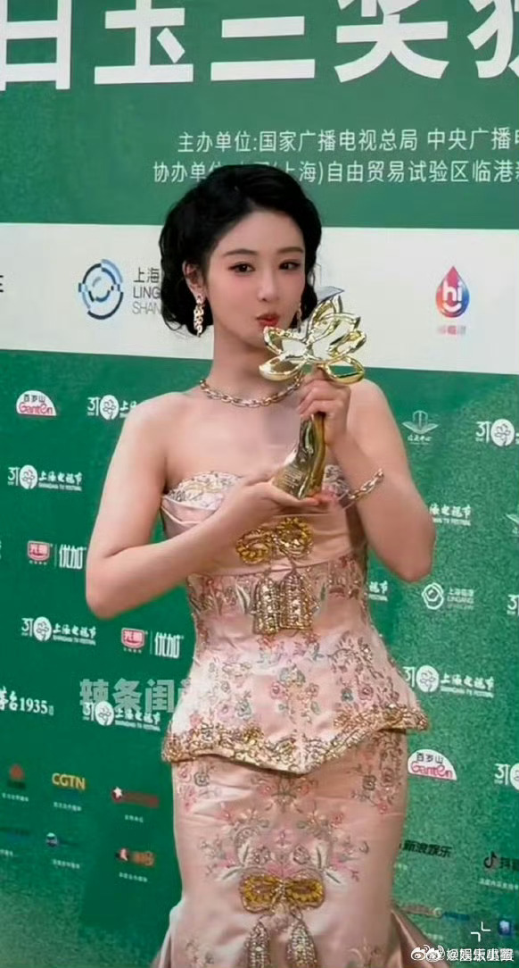 杨紫亲吻视后奖杯杨紫获奖后要奖励自己大吃一顿 反应好真实啊，亲吻了奖杯🏆，还要