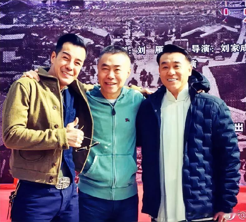 三位男演员是不是很面熟，可你能说出他们的名字吗？我先来，右边的是何冰，左边的两位