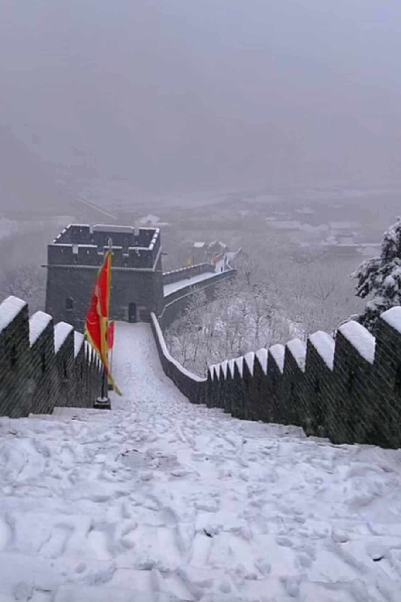 今天的黄崖关长城，网红主播已经爬上去了。 ​​​