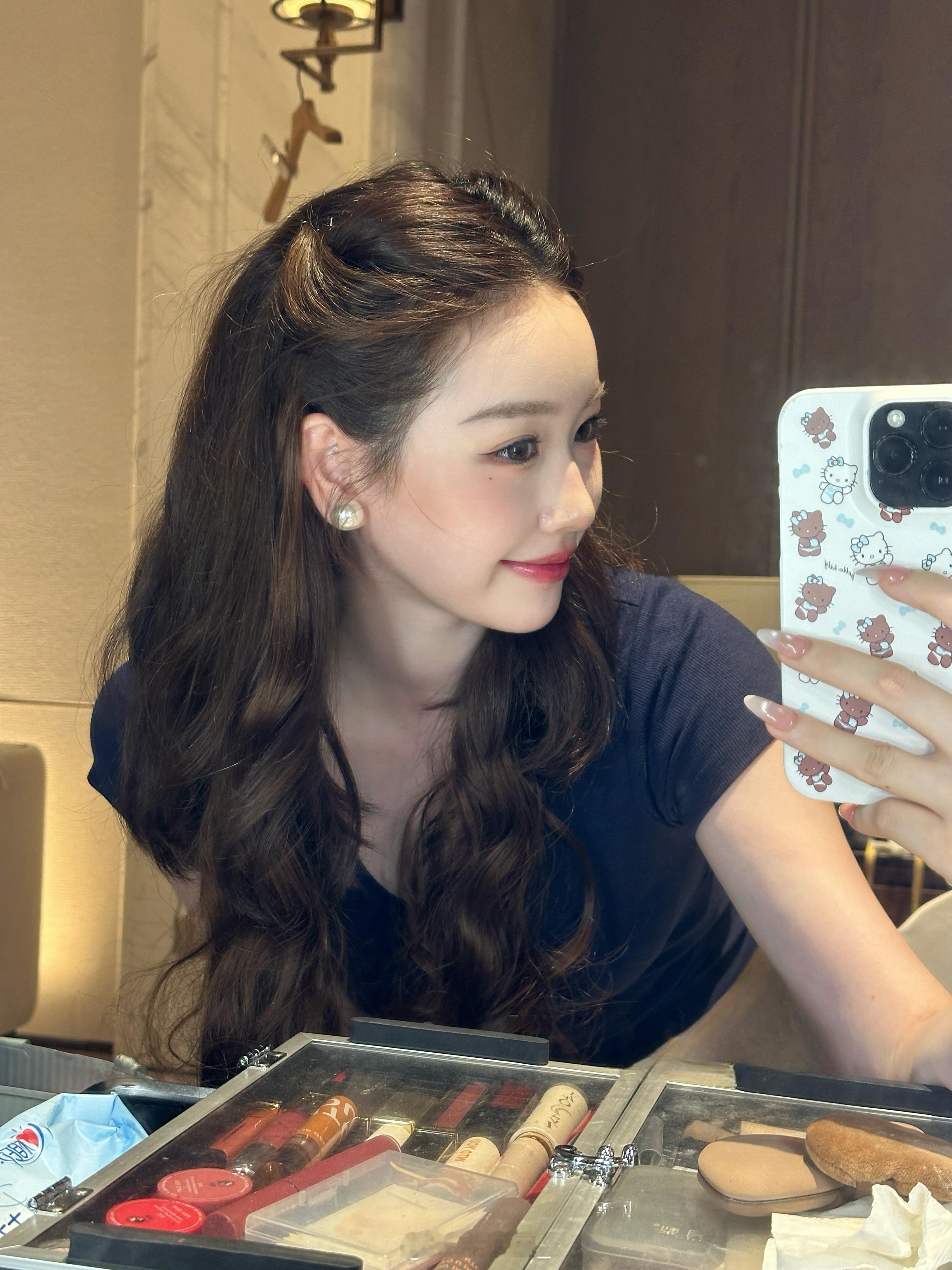 好喜欢今天发型💇🏽‍♀️ 自恋到开了个久违的直播😚虽然只有15分钟 但是看