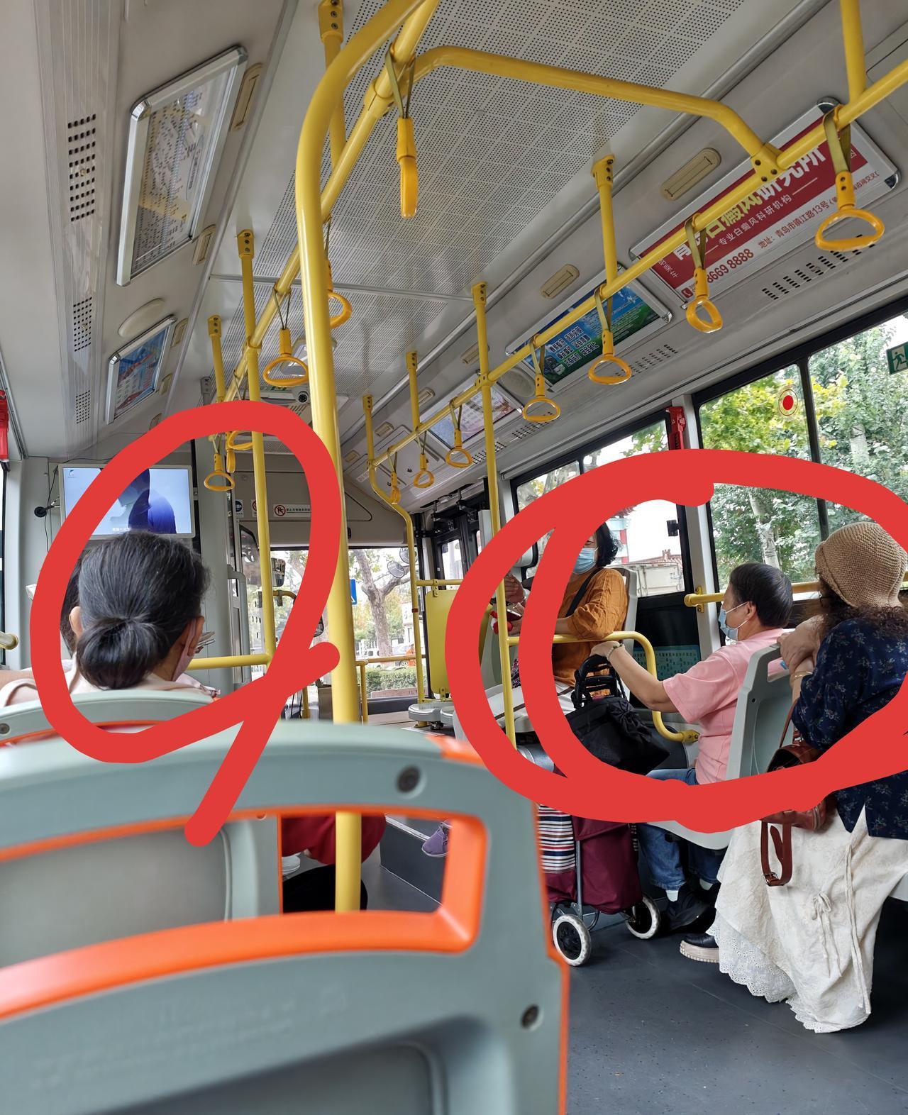 今天乘坐上2*1*路公交车，车上人并不多，可只因车上有两帮大妈，这车厢里边就热闹