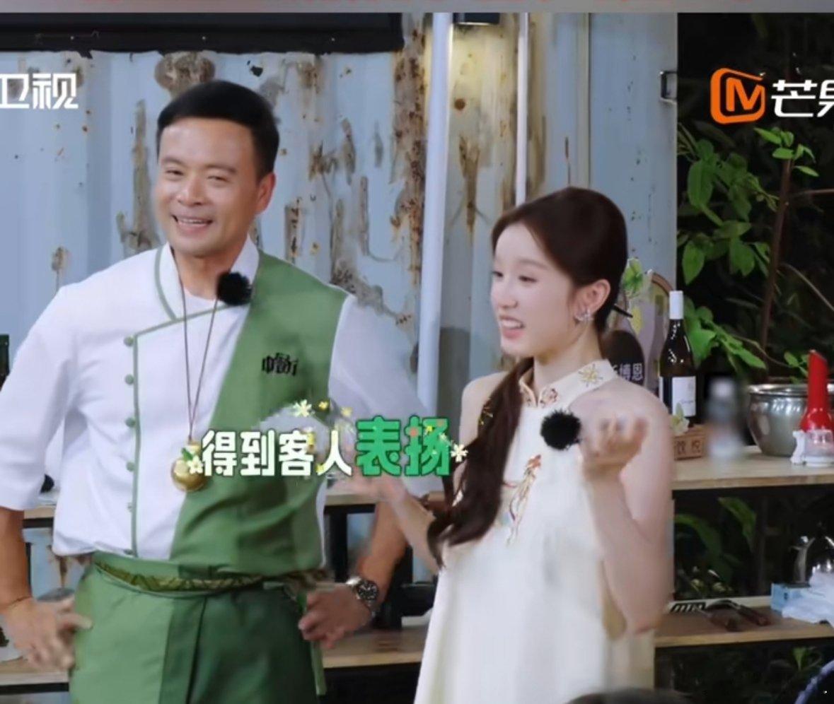 客人喜欢张雅琪的菜品介绍客人夸赞张雅琪说十分喜爱她对每道菜品的解说，夸她是个很好