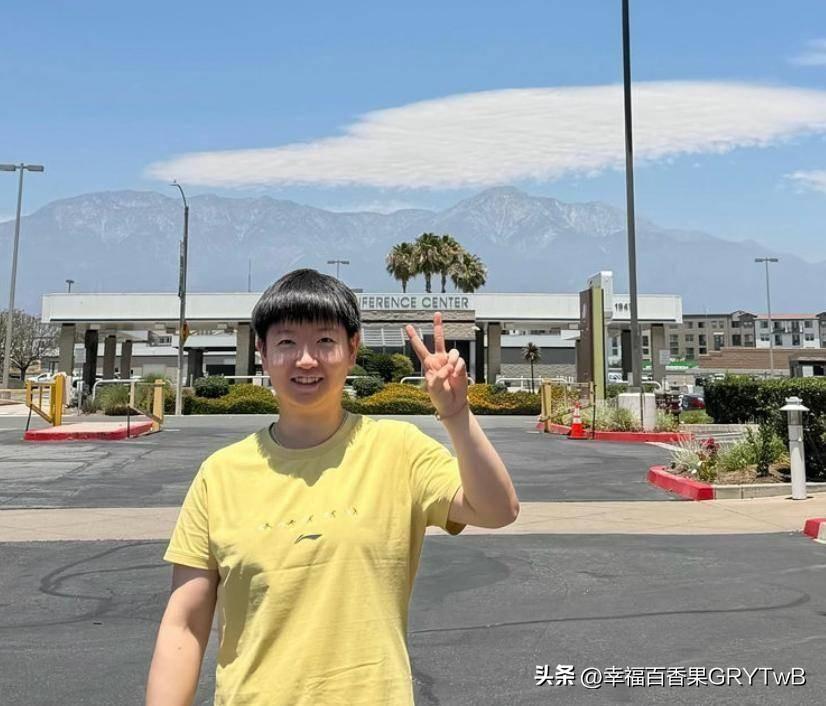 真有意思啊！
这张照片不止看到孙颖莎的笑脸，更是让人看透了
她稳居世界顶尖的核心