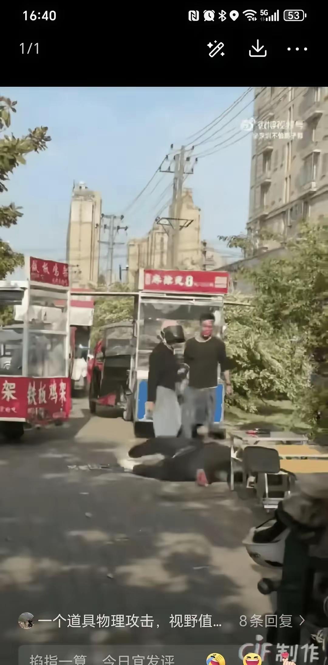 摊位争执演变成极端闹剧：冲动失控的底线崩塌太可悲
 
世界之大，百态丛生，总有一