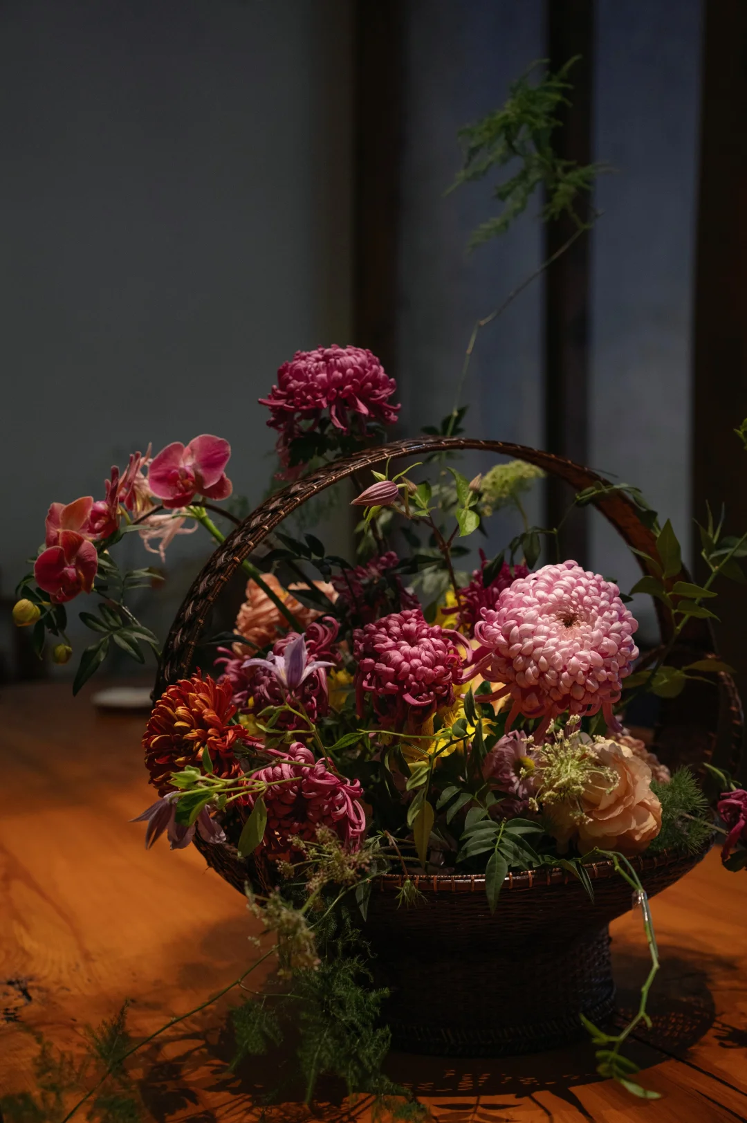 有客自远方携花而来，千里迢迢，心意滚烫。