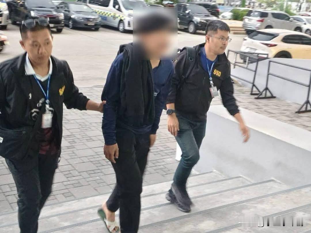 特警伪装水果摊贩！捣毁“冒充军人诈骗”人头账户，受害人损失近62万泰铢
 
泰国