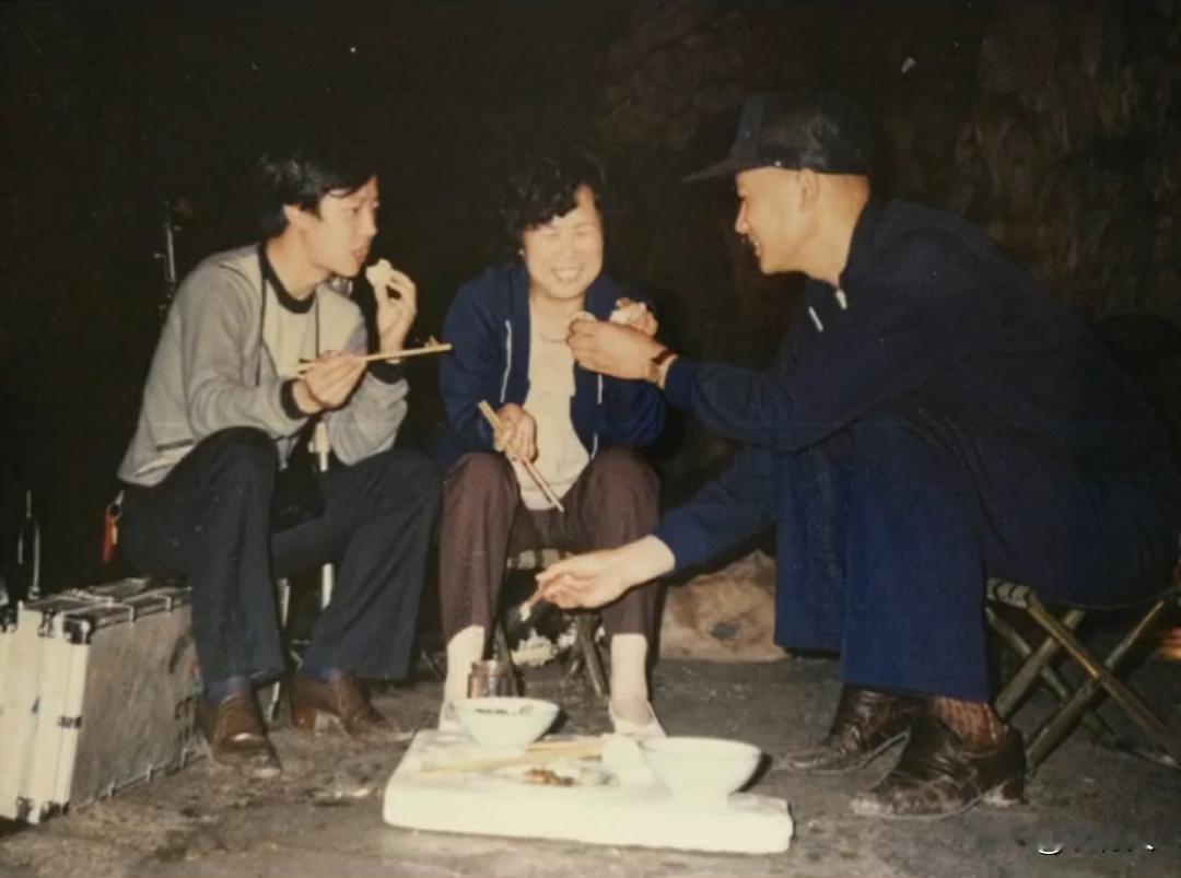 86版《西游记》溶洞拍摄现场，迟重瑞、杨洁、杨斌休息间隙就地吃饭。条件非常的简陋