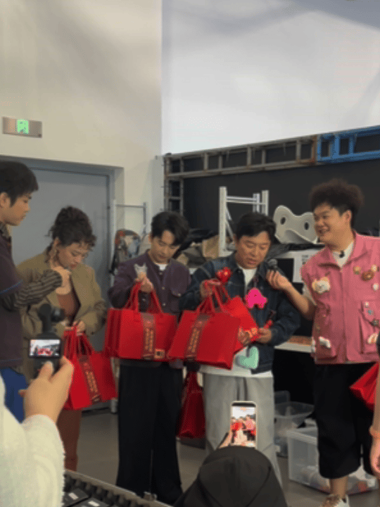 求郭麒麟黄渤马思纯来我家一趟这波逆应援诚意拉满，零食种类丰富齐全，把观众当成家人