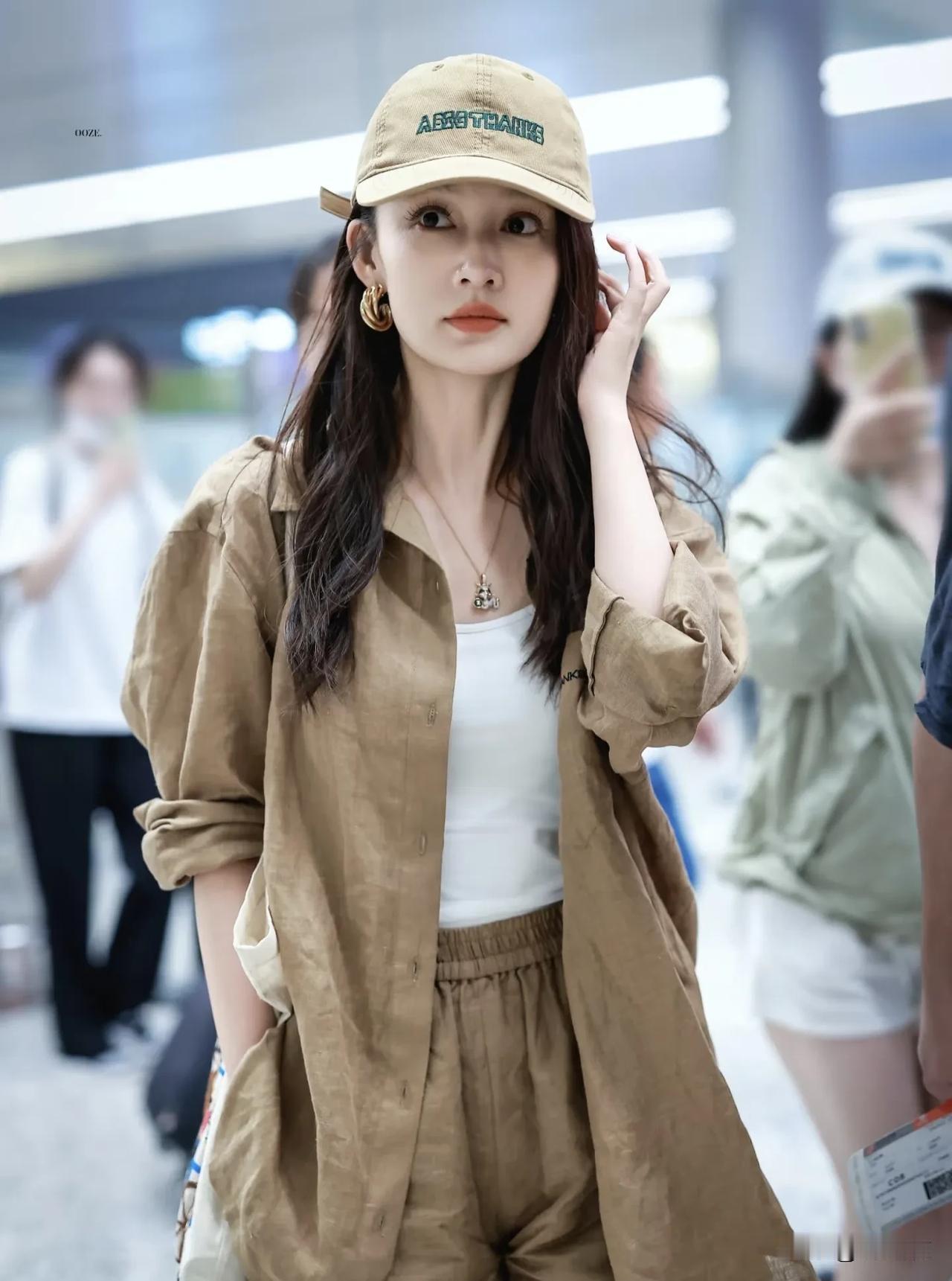 李沁的性格其实也没有淡淡的吧，我觉得她挺热心的，因为别人做什么她都会参与。

龚