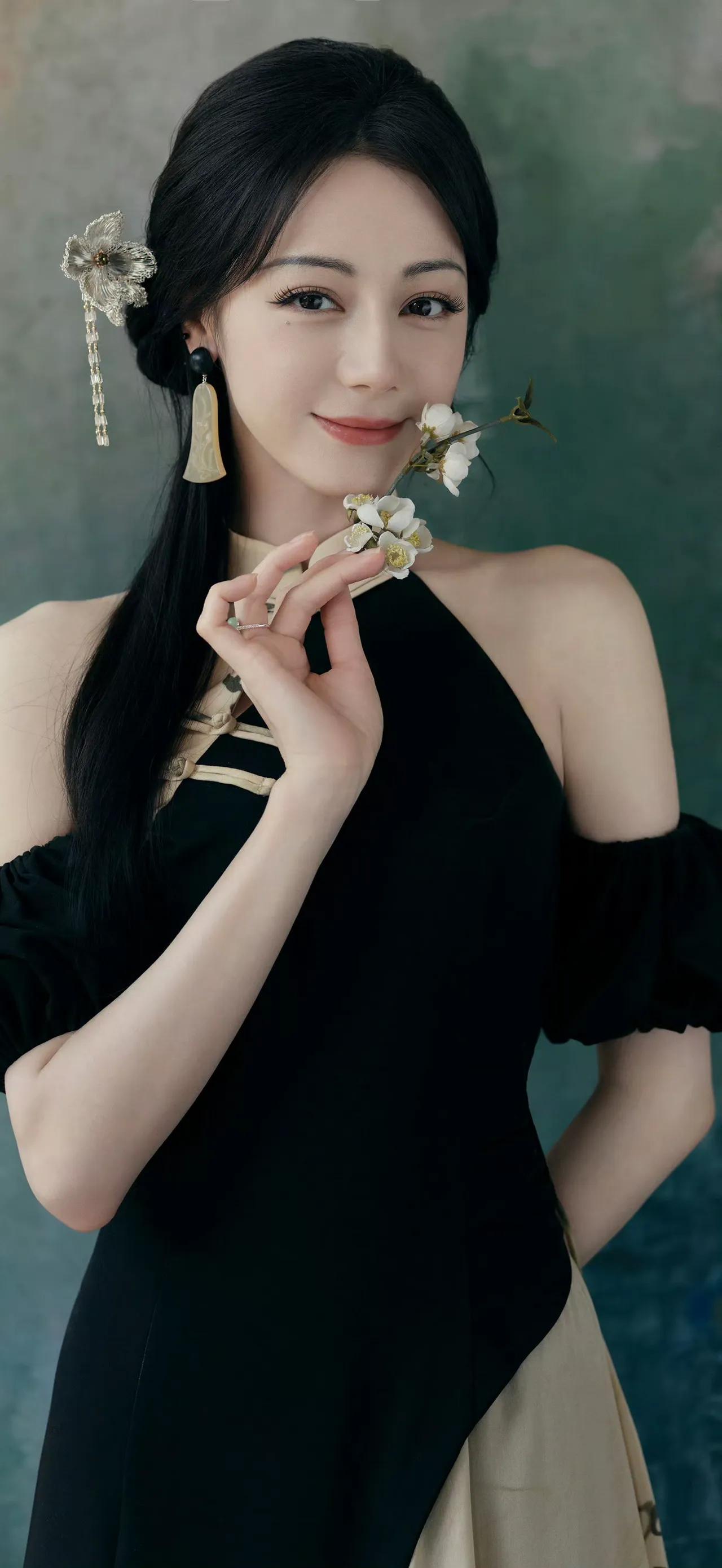 美女壁纸～迪丽热巴演绎新中式国风大片，一袭水墨旗袍尽显东方韵味
挂脖露肩设计勾勒