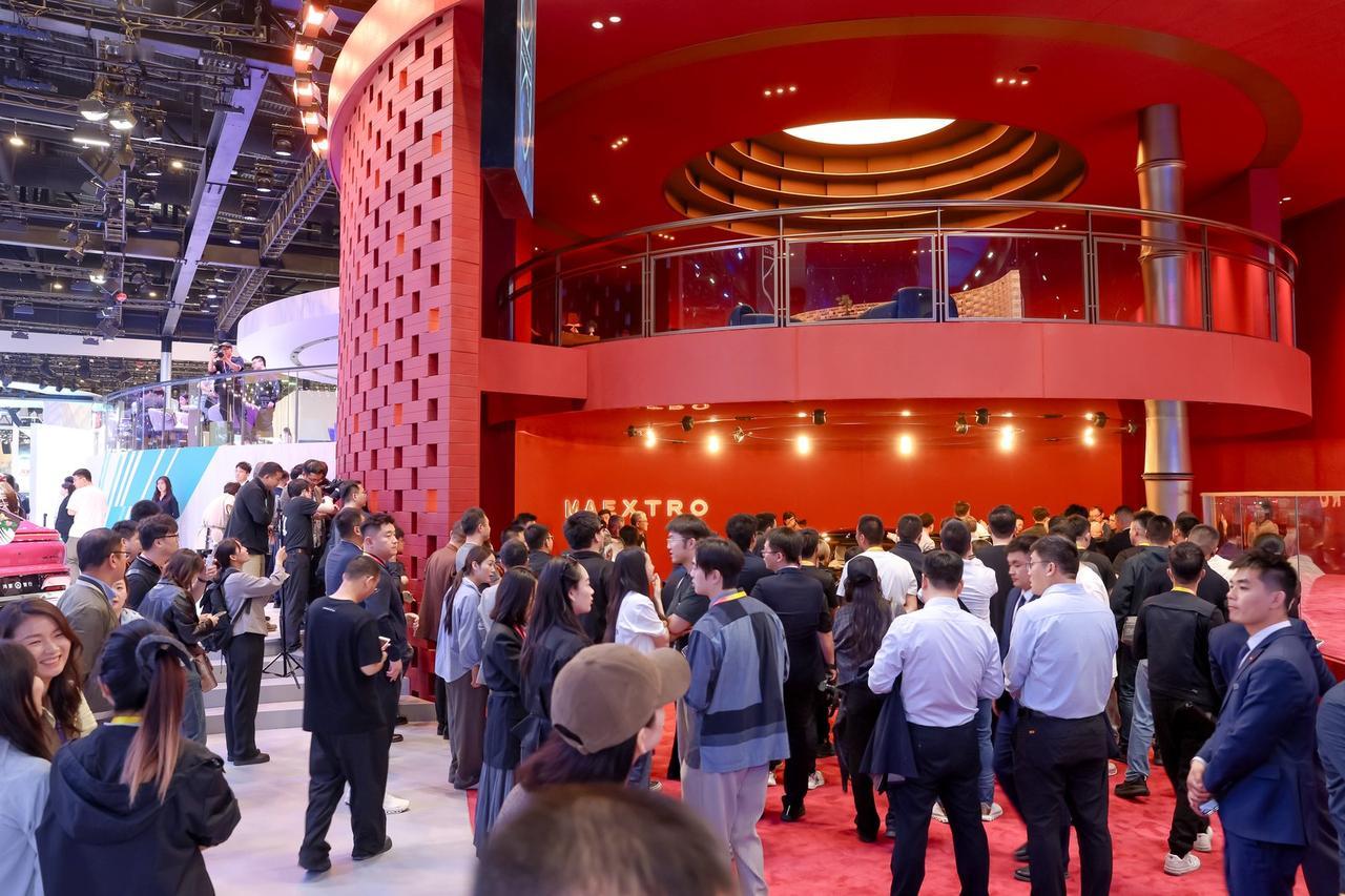 车展直播破圈！鸿蒙智行用温度链接品牌与用户
2026北京车展，《鸿蒙智行会客厅》