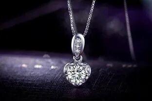 “钻石恒久远，一颗永流传”的营销话术，让钻石成为无数人婚礼的标配。近日，广东一女